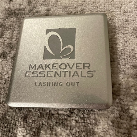 Me Makeover Essentials Lashing Out Neapolitan Eye Shadow, NEW - Picture 1 of 5